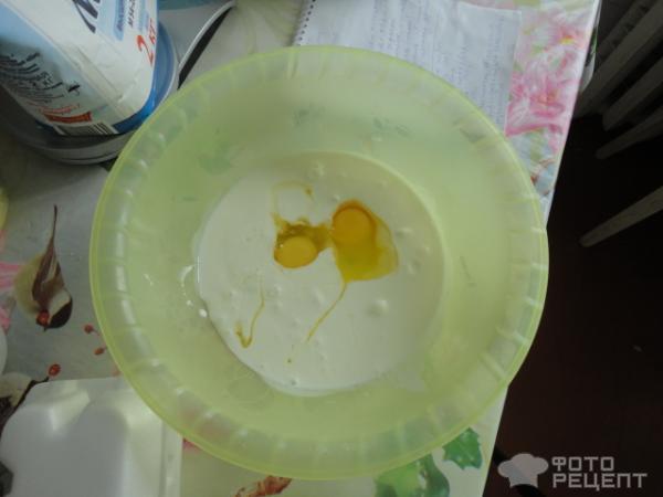 добавляем в кефир 2 яйца