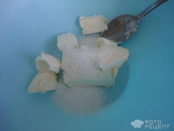добавляем сахар в размягченный маргарин