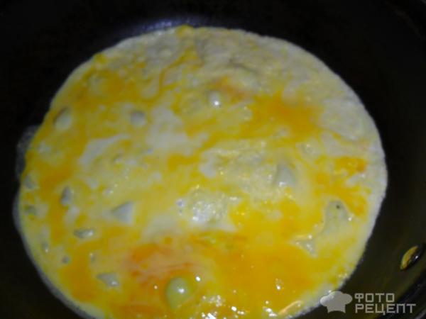 Рецепт Мясные рулетики с омлетной начинкой, запеченные с картофелем фото