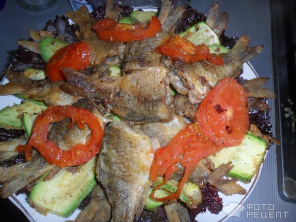 Рецепт Рыба жареная с кабачками, луком и помидорами фото