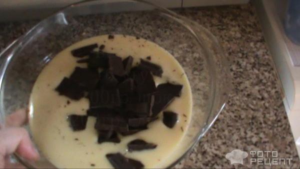 сгущенку вылить в тарелку добавить поломанный шоколад и подогреть в микроволновке 1-2 минуты