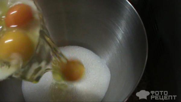 5 яиц взбить с 150гр. сахара в пышную белую пену
