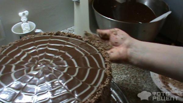 бока торта обсыпать тертым молочным шоколадом (чтоб шоколад хорошо терся и не таял подержите 10 минут в морозилке).