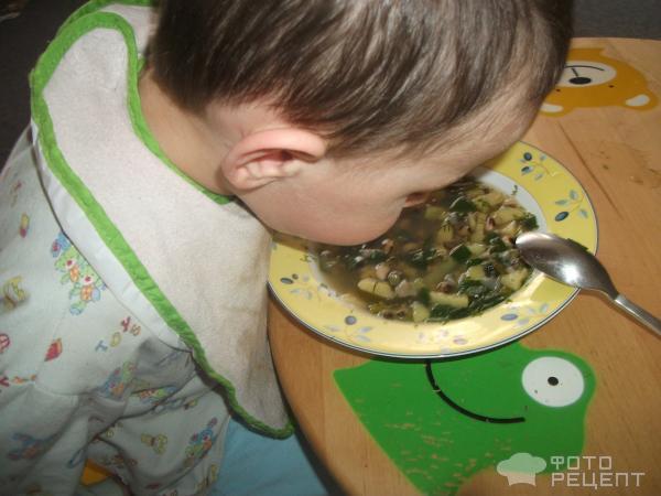 Зелёный суп из фасоли чёрный глаз и чесночных стрелок для самых маленьких