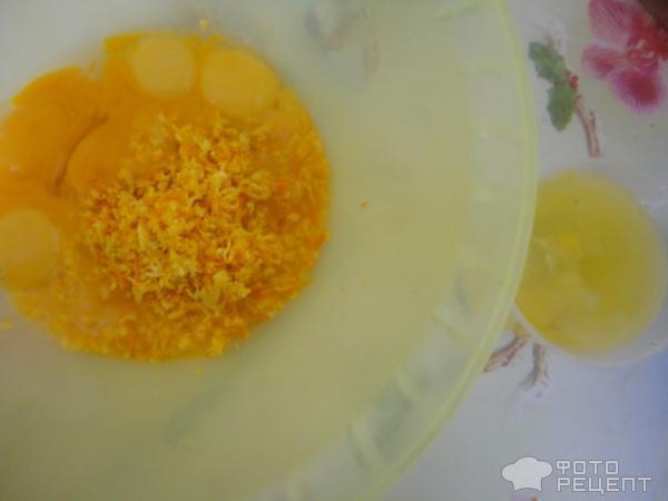 добавляем в тесто желтки, отделенные от белков