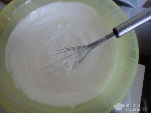 добавляем белковую смесь в тесто