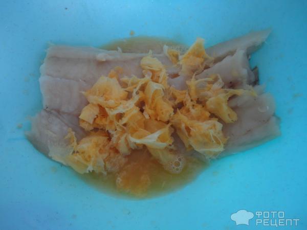 выжимаем сок из апельсина и кладем жмых на рыбу
