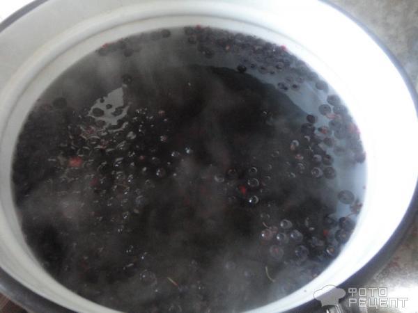 бросаем ягоды в кипящую воду