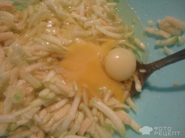 вбиваем яйца в тесто