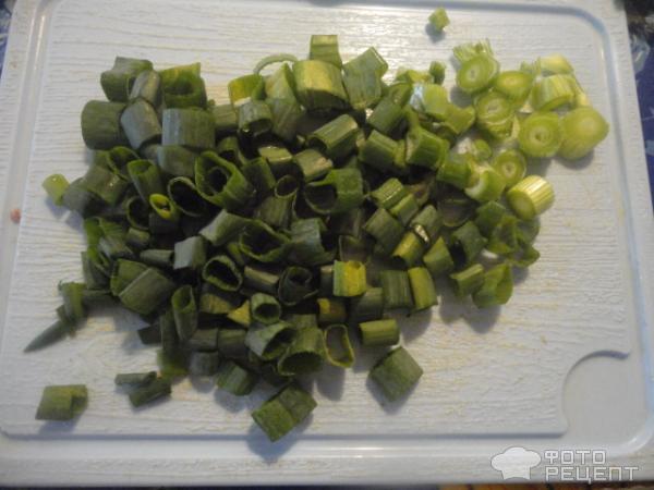 мелко режем зеленый лук