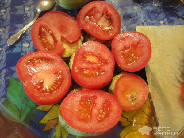 укладываем на кабачки ломтики помидора