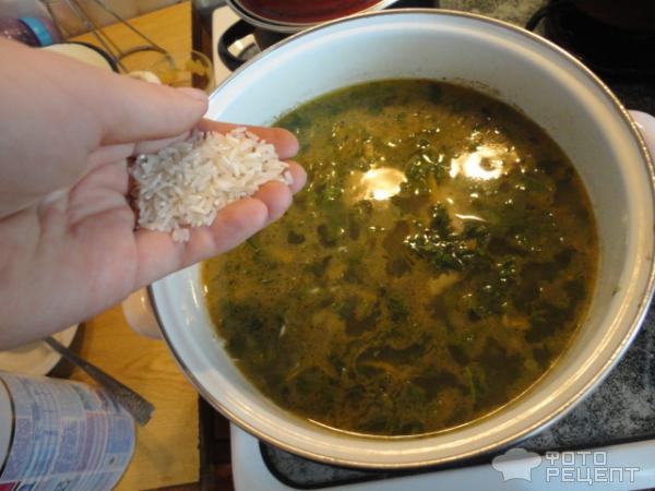 добавляем в суп промытый рис