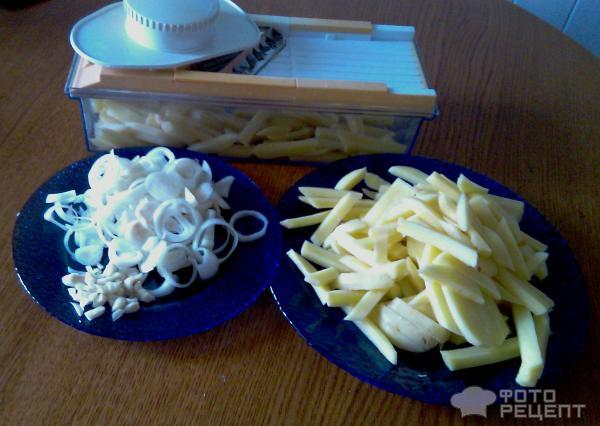 Нарезанная картошка, лук и чеснок