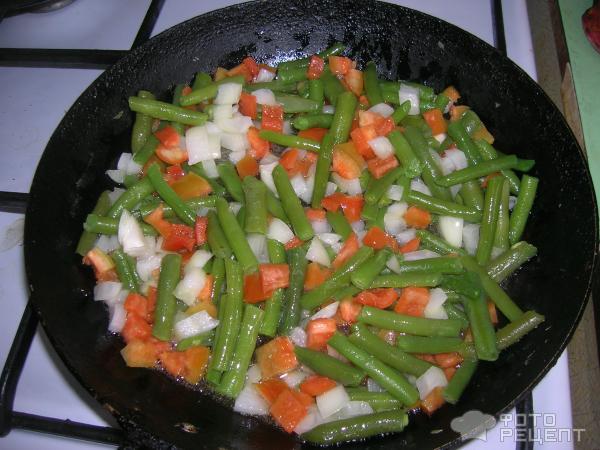 Рецепт Яичница с зеленой фасолью и помидорами фото