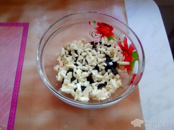 Рецепт салата Курица с черносливом и огурцом фото