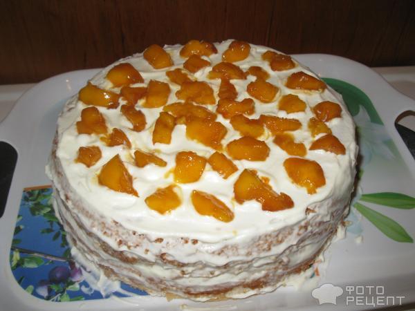 Рецепт Бисквитный торт со сметанным кремом и персиками фото