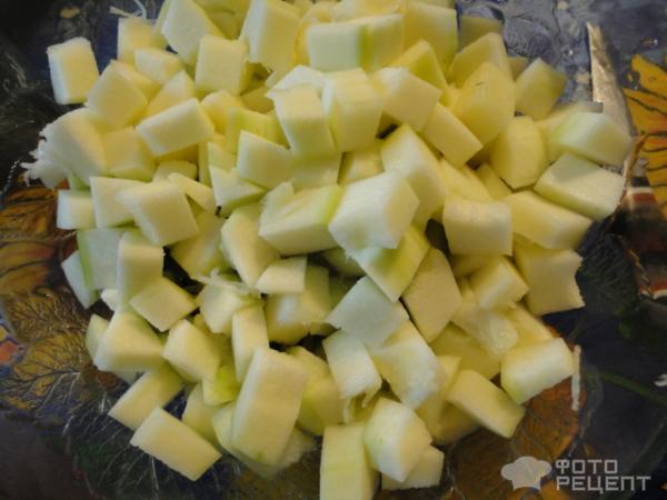 режем кабачок кубиками