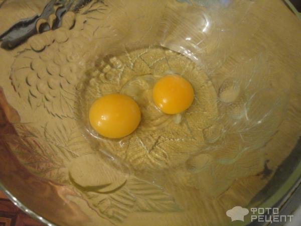 в миску разбиваем яйца
