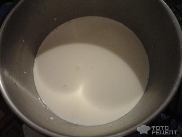добавляем молоко, доводим почти до кипения