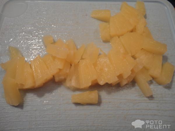 нарезаем оставшиеся ананасы кусочками