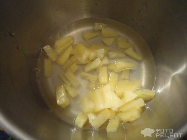 распускаем желатин на огне, добавляем сок и куски ананаса