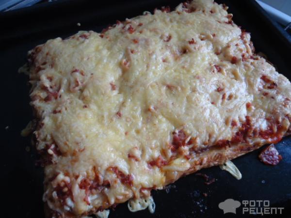 Рецепт Пицца мясная на основе из слоеного теста фото