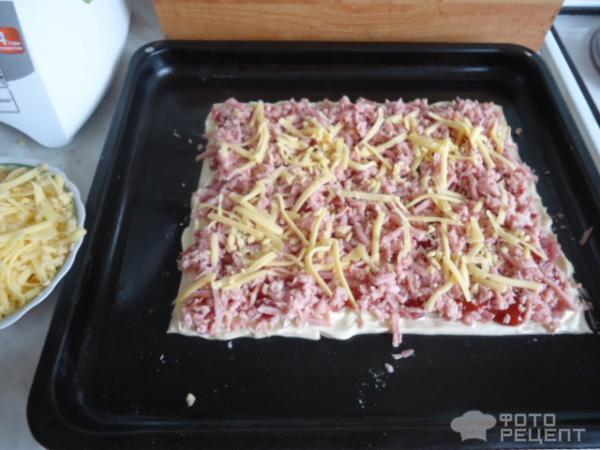 Рецепт Пицца мясная на основе из слоеного теста фото