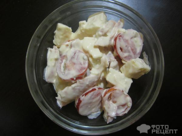 Рецепт Салат с копченой курицей, двумя сырами и помидорами черри фото