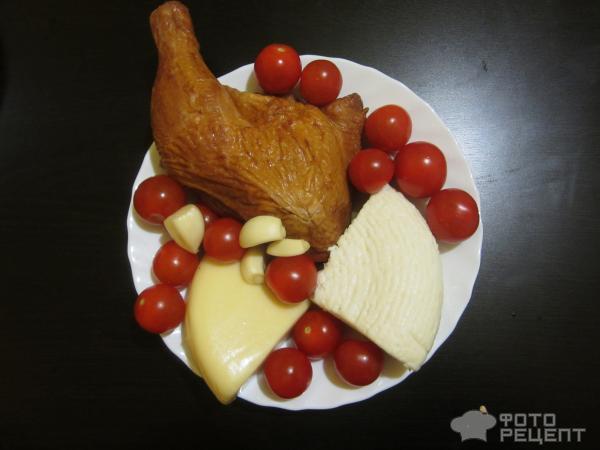 Рецепт Салат с копченой курицей, двумя сырами и помидорами черри фото