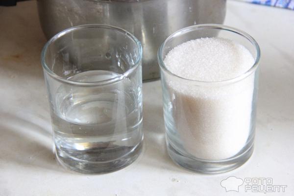 сахар и вода в стаканах