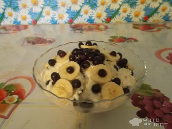 Рецепт Творожный десерт сбананом и виноградом фото