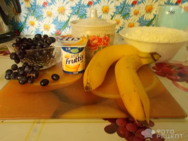 Рецепт Творожный десерт сбананом и виноградом фото