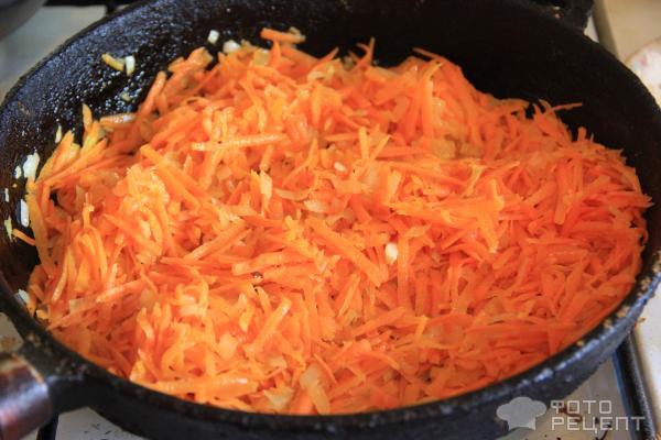 морковь с луком на сковороде