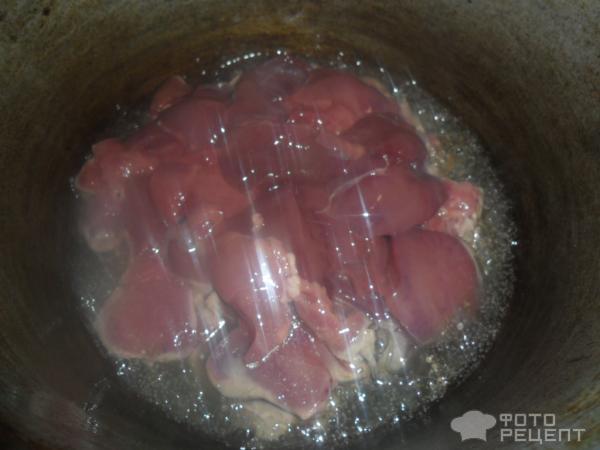 Рецепт Куриная печень с грибами и соленым огурцом фото