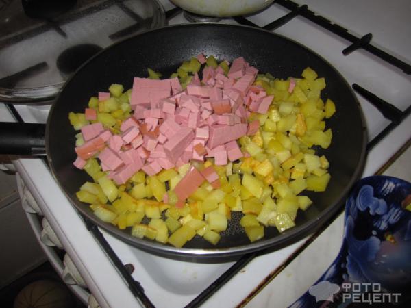 Рецепт Свекольник с жареной картошечкой и колбасой. фото