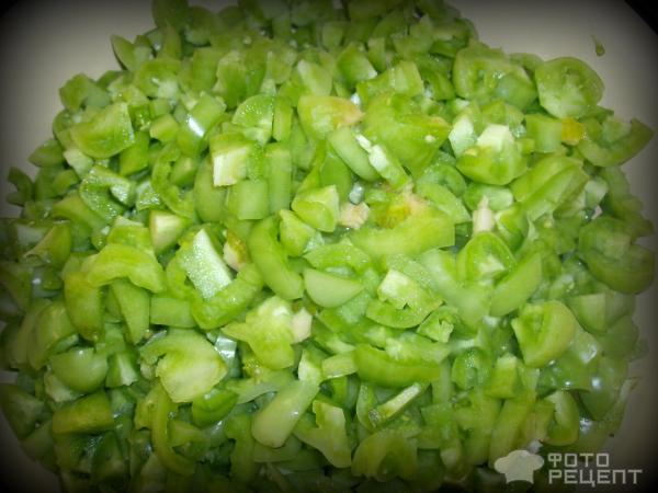 1. Салат из зеленых помидоров с чесноком, петрушкой и острым перцем