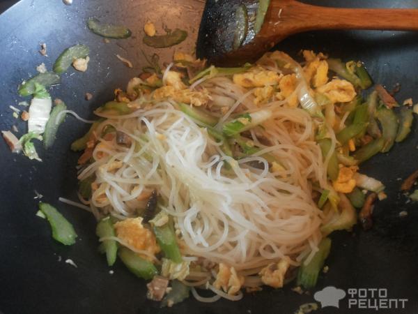 Рецепт: Китайская кукурузная лапша юй ми фень сы с языком и овощами | быстро, вкусно и разнообразно