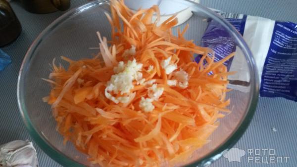 Салат из моркови с сыром и чесноком фото