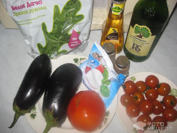 Салат с печеными баклажанами с соусом из помидор фото