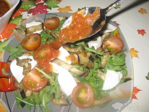 Салат с печеными баклажанами с соусом из помидор фото