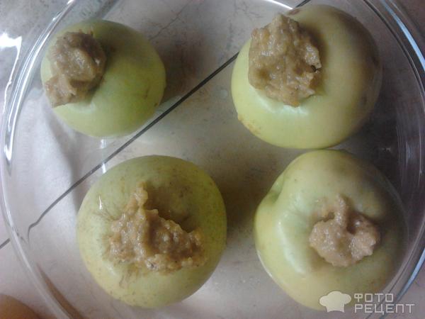 Запеченые яблоки, фаршированные курагой и грецкими орехами с медом фото