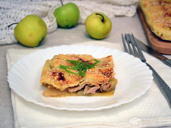 Пирог с мясом и яблоками фото