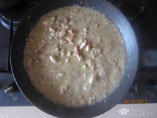 курица в луково-ореховом соусе на сковороде
