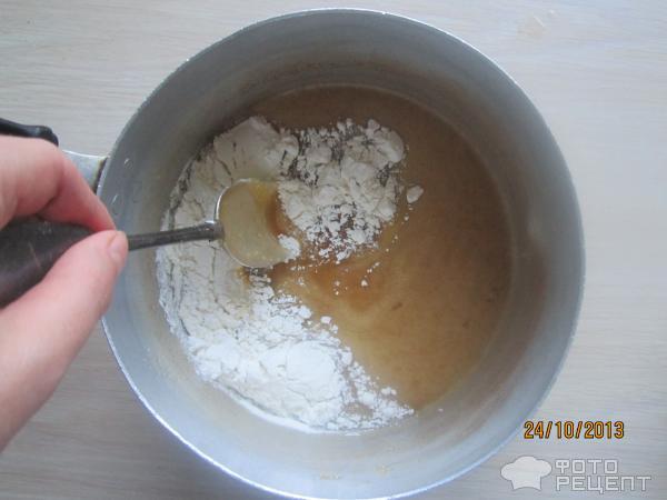 добавляем муку