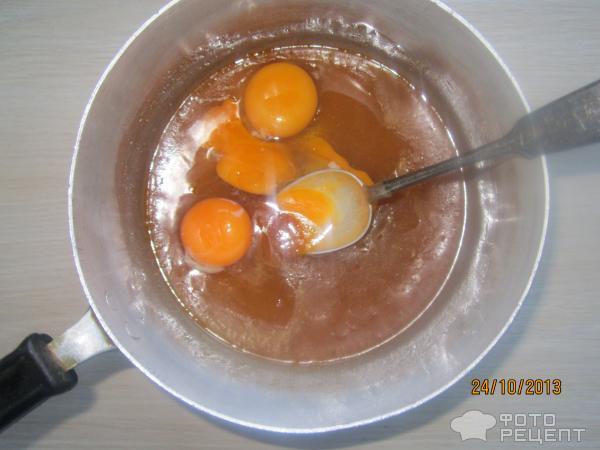 добавляем яйца
