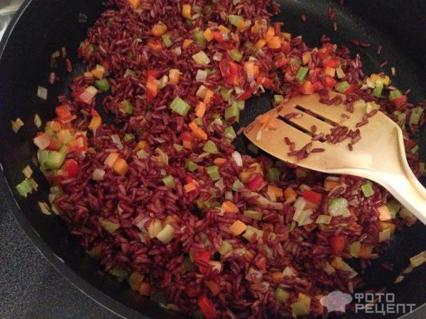 Красный рис с овощами фото