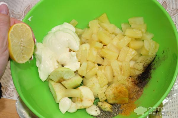 Индейка с ананасом и яблоками, запеченная в духовке фото