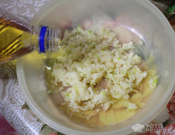 Индейка с ананасом и яблоками, запеченная в духовке фото