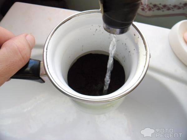 Черный двойной кофе в турке фото
