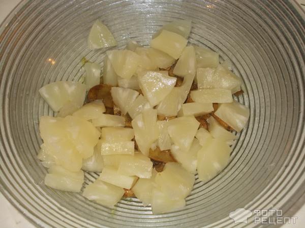 Салат с курицей, грибами и ананасом фото
